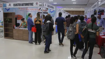 Stand del sector automotriz durante la expo